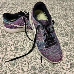 Nike LunarEpic Flyknit Low Fire Pink running shoes